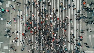 道路を横断する大勢の人々の航空写真。