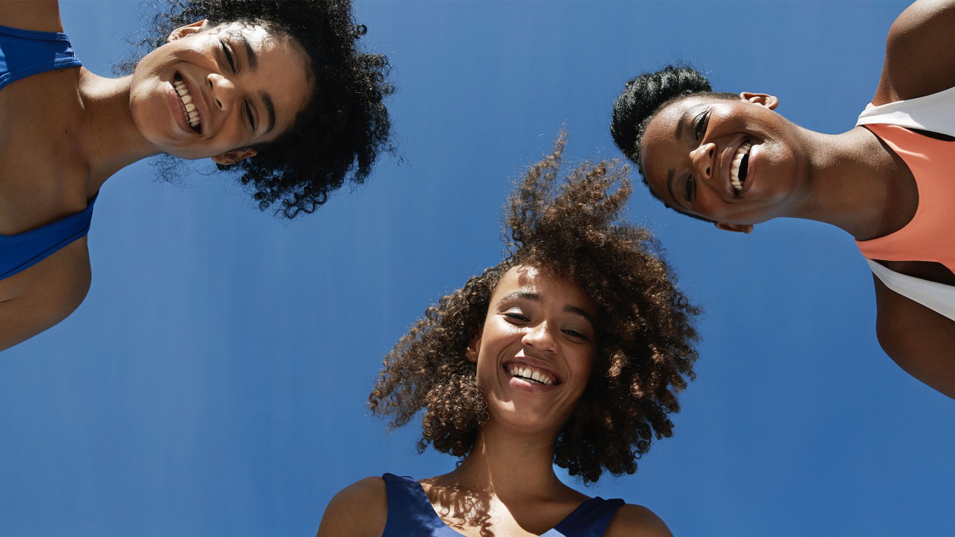 カメラを見下ろす3人