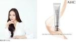 韓国女優クリスタルさんが微笑む写真と「AHC」のアイクリーム「エッセンシャル リアル アイクリームフォーフェイス」の商品画像