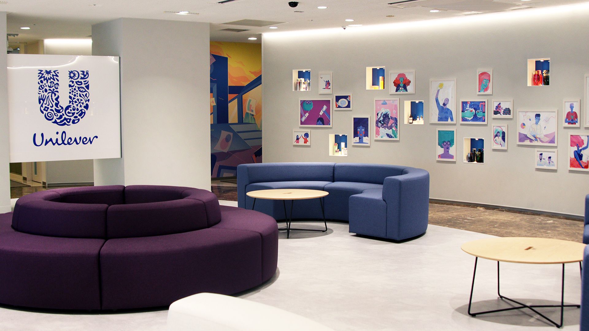 ソファとポートレートのあるユニリーバ ジャパン オフィス