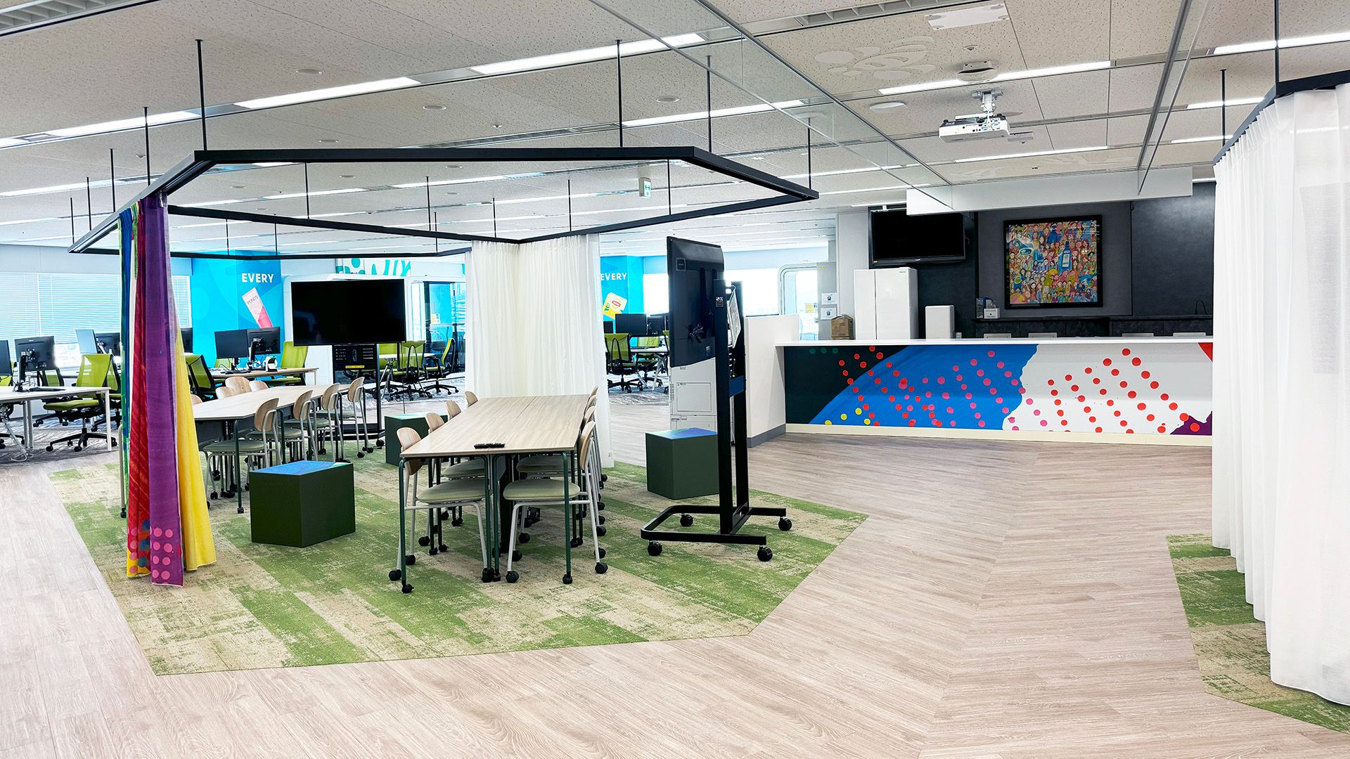 テーブルと椅子を備えたユニリーバ・ジャパンの新しいオフィス