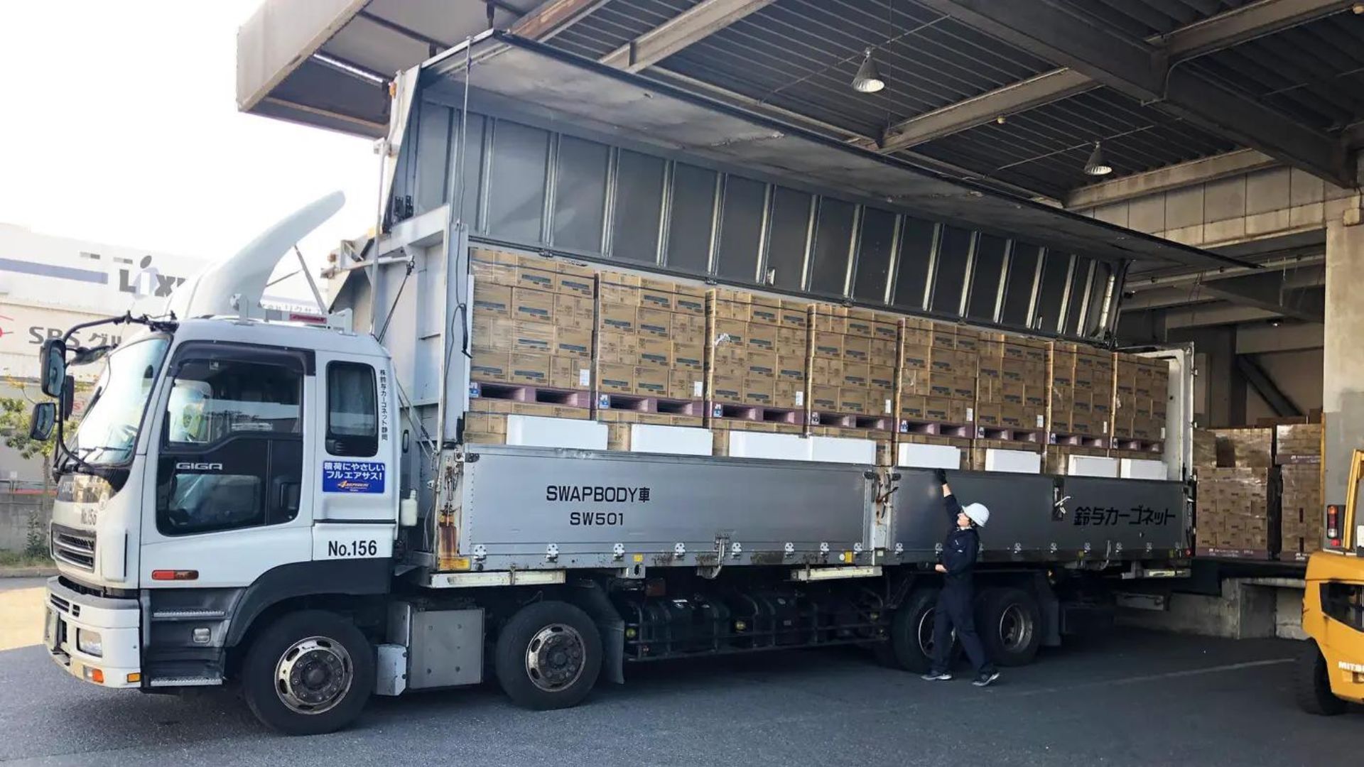 箱を運ぶ銀色のトラック