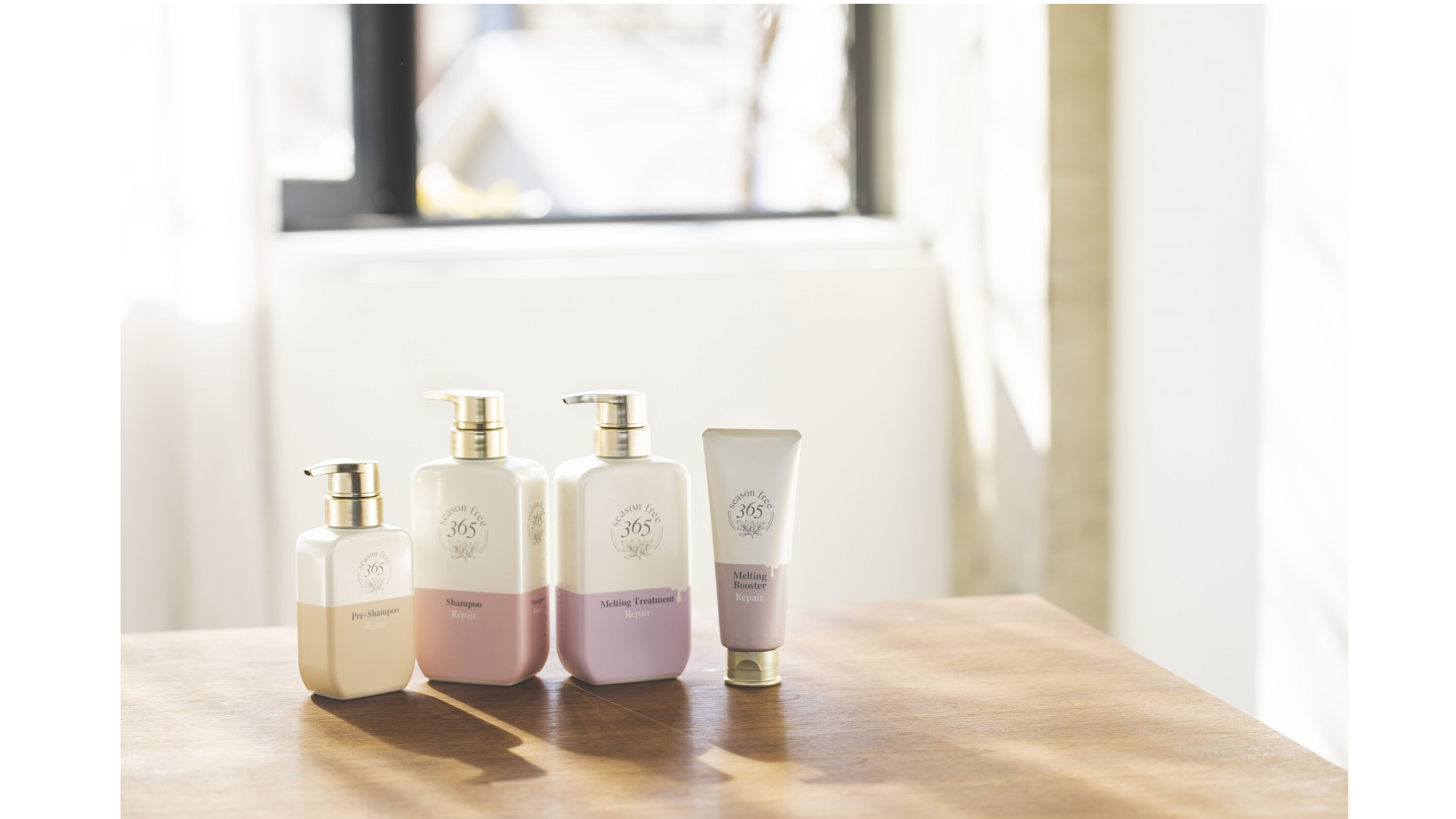 窓から日差し、デスクの上のシャンプーボトル